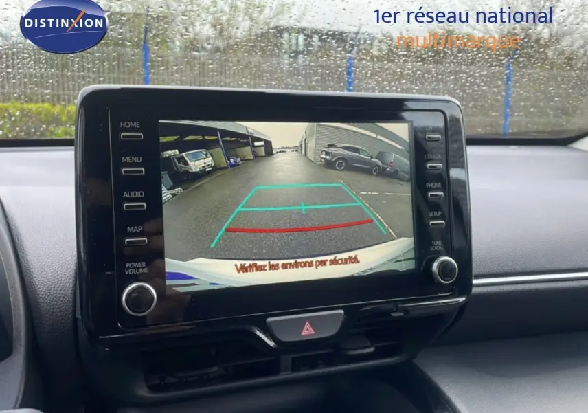 Écran central montrant la caméra de recul du Toyota Yaris Cross blanc, vue intérieure du tableau de bord.