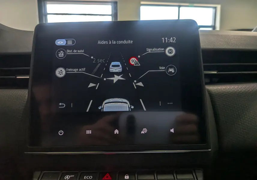 Écran central de la Renault Clio V TCe 90 Gris Platine montrant les aides à la conduite en vue frontale intérieure.