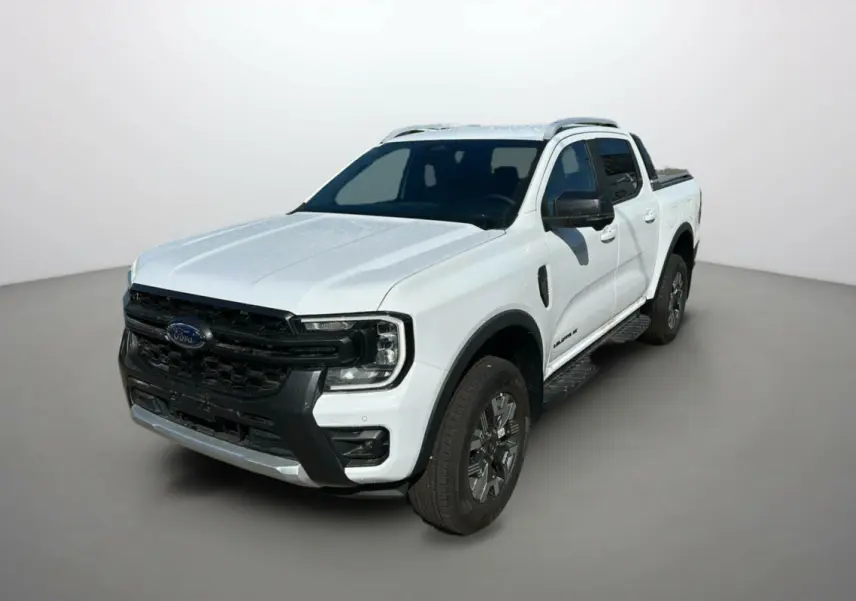 Ford Ranger blanc en vue 3/4 avant droit avec calandre noire et barres de toit visibles.