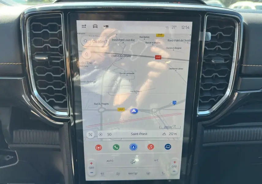 Écran tactile central du Ford Ranger Wildtrak blanc 2026 affichant la navigation GPS en intérieur.