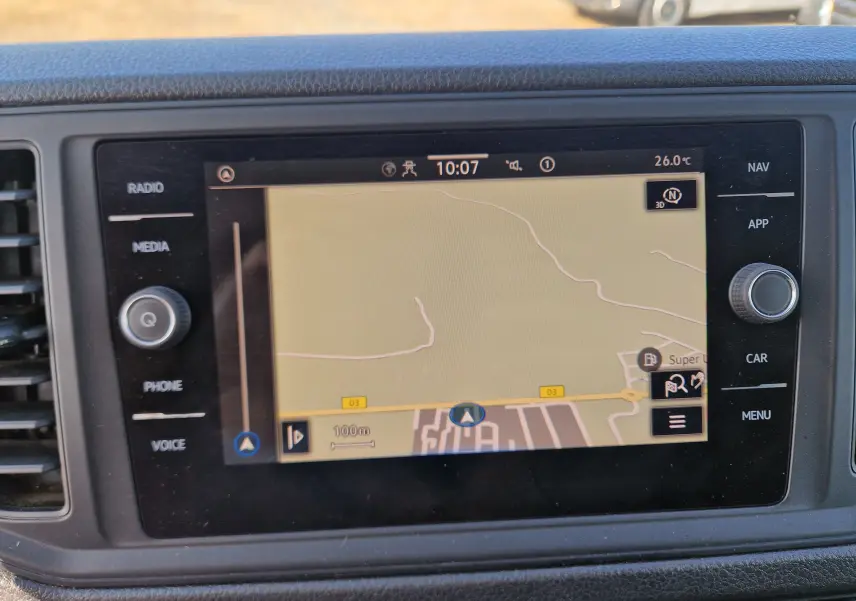 Écran tactile central du tableau de bord du Volkswagen Crafter blanc, affichant la navigation GPS en mode carte.