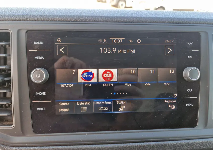 Écran tactile central du Volkswagen Crafter 2021 affichant la radio FM à 103,9 MHz avec interface noire et boutons latéraux.