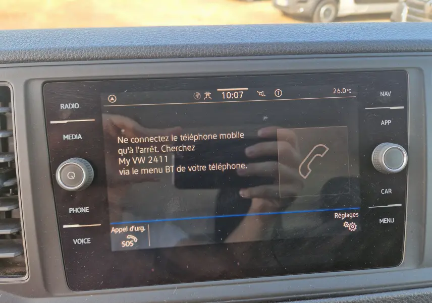 Écran tactile du système multimédia du Volkswagen Crafter blanc, affichant un message de connexion Bluetooth.