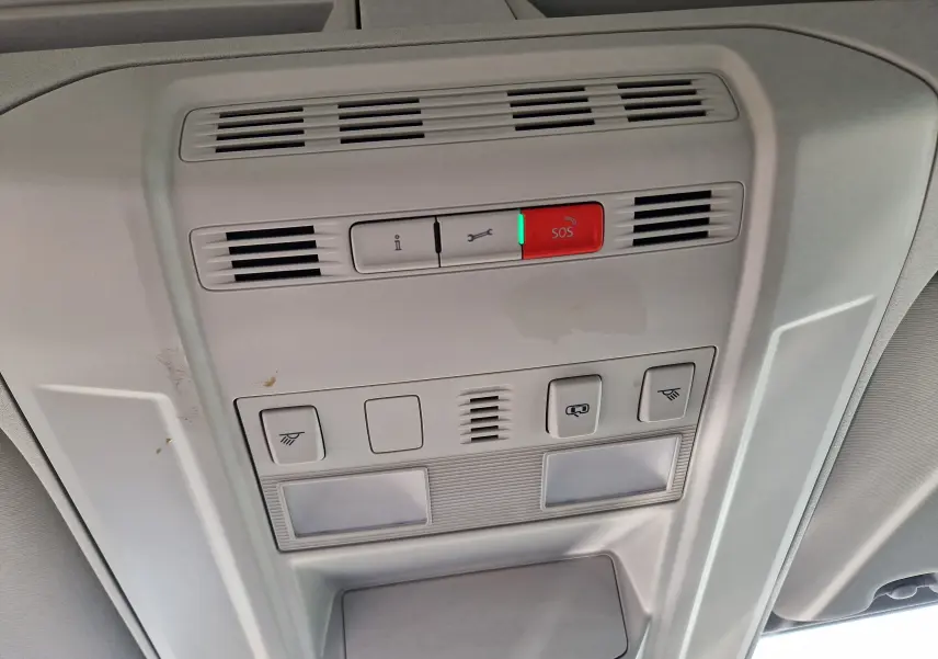 Plafonnier intérieur gris clair du Volkswagen Crafter 2021 avec boutons SOS et éclairage, vue en contre-plongée.