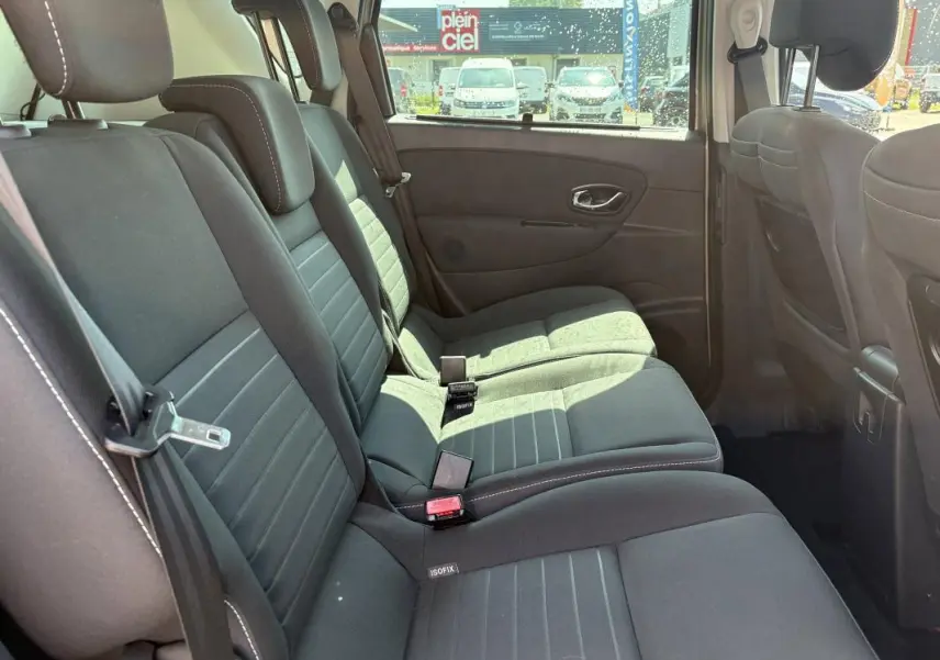Vue intérieure des sièges arrière noirs du Renault Scénic III 2015, avec ceintures et fixations ISOFIX visibles.