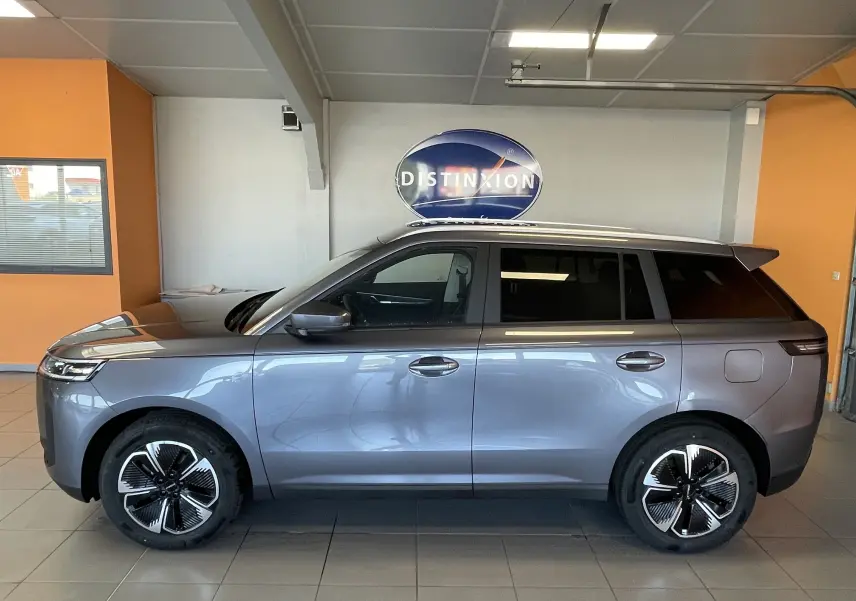 Vue de profil côté gauche du SUV JAECOO J5 2026 en gris Phantom Grey métallisé, avec jantes au design moderne et toit noir contrasté.