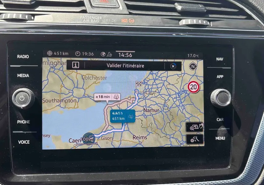 Écran de navigation Discover Media du Volkswagen Touran blanc 2025, affichant un itinéraire de 451 km.