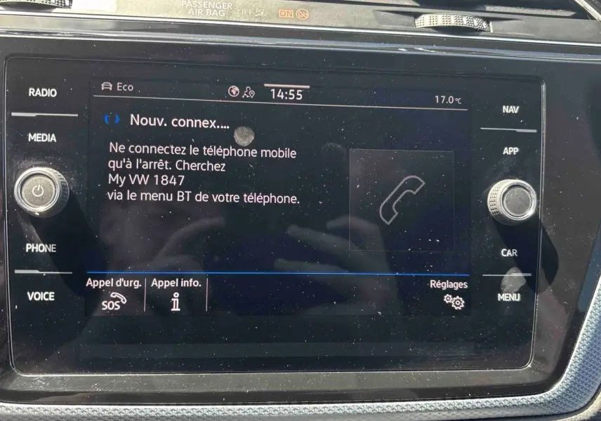 Vue rapprochée de l’écran tactile central du Volkswagen Touran 2025 affichant le menu de connexion Bluetooth.
