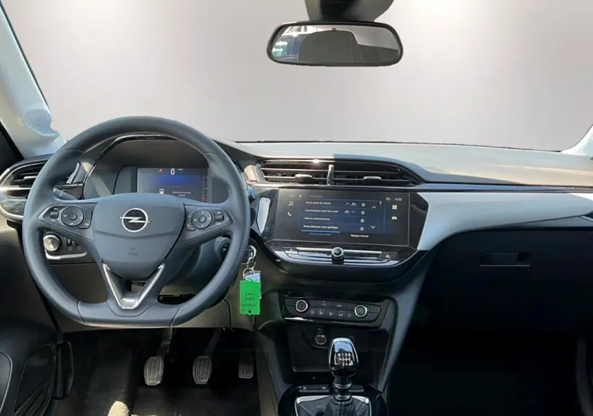 Vue intérieure frontale de l’Opel Corsa 1.2 turbo 100 édition 2025, volant multifonction et écran tactile central.