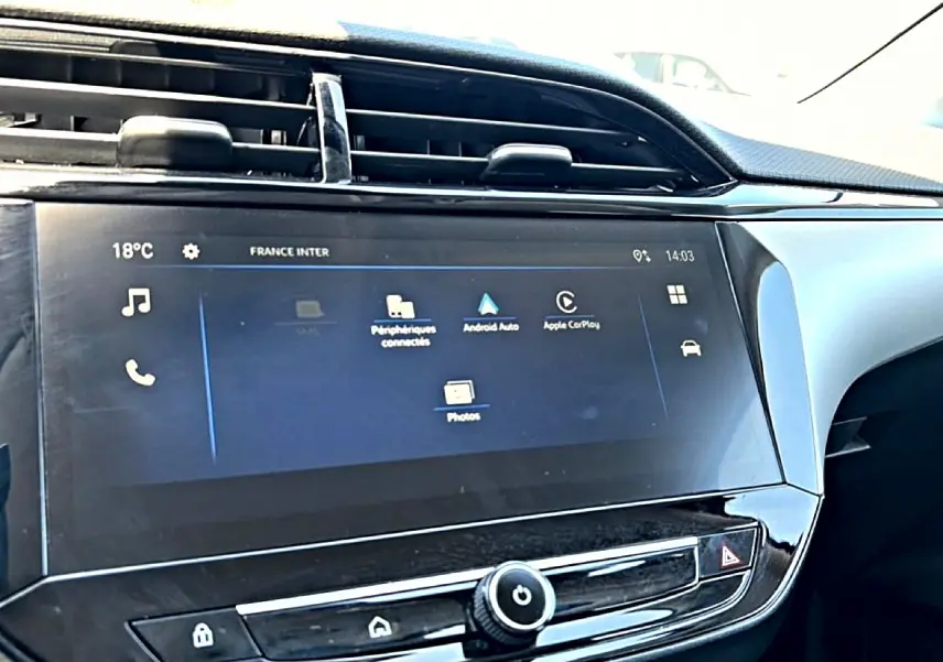 Écran tactile central de la console d’une Opel Corsa 1.2 turbo 100 édition 2025, vue intérieure côté passager.