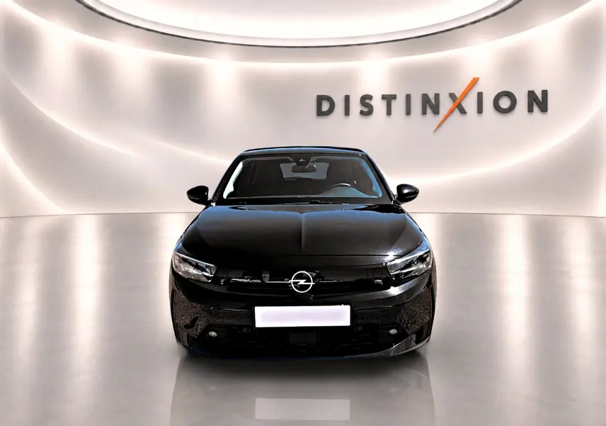 Vue frontale d'une Opel Corsa noire 2025 dans un showroom avec logo Distinxion en arrière-plan.