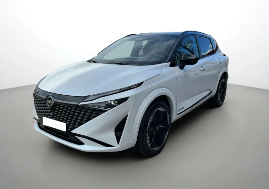 Nissan Qashqai E-Power blanc nacré toit noir, vue 3/4 avant droit avec jantes alu noires 20 pouces.
