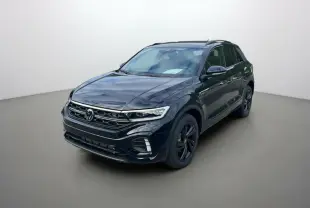 Volkswagen T-Roc TDI 150 R-Line Black noir grenadilla en 3/4 avant droit avec jantes alu noires et barres de toit.