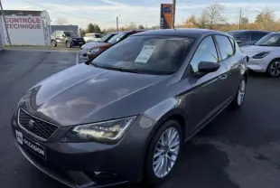 SEAT Leon gris 2016 en 3/4 avant droit, avec jantes alliage et plaque "OCCASION" visible devant.