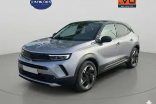 Vue 3/4 avant droit d'un Opel Mokka électrique gris avec jantes alliage 17 pouces et vitres surteintées.