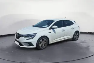 Renault Mégane 1.5 Blue dCi 115 Evolution blanche vue en 3/4 avant, avec phares LED et jantes alliage 16 pouces.