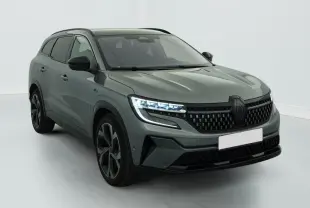 Renault Espace E-Tech gris schiste en 3/4 avant droit, avec calandre à damiers et feux LED allumés.