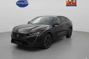 Peugeot 408 Hybrid noir vue 3/4 avant droit, avec jantes alliage 19 pouces et calandre distinctive.