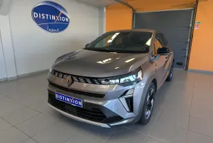 Vue 3/4 avant droite d'une Renault Symbioz E-Tech Full Hybrid 145 Iconic gris cassiopée avec calandre moderne et jantes bi-ton.