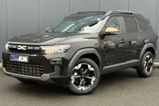 Vue 3/4 avant droit du Dacia Bigster noir nacré avec rétroviseurs cuivrés et jantes alliage 18 pouces.