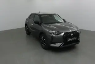 DS3 Crossback gris platinium en 3/4 avant droit, avec calandre distinctive et jantes stylisées visibles.