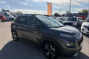 Citroën C3 Aircross gris métal vue 3/4 avant droit, avec jantes distinctives et toit noir contrasté.