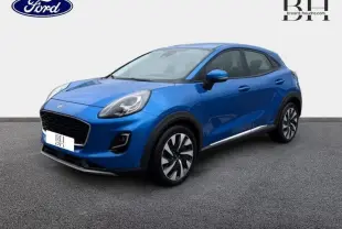 Ford Puma 2023 bleu métallisé en vue 3/4 avant droit, avec jantes alliage et détails noirs contrastants.