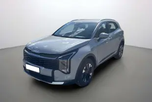 KIA Sportage gris céramique en 3/4 avant droit, avec calandre noire et feux LED verticaux distinctifs.