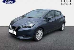 Nissan Micra gris acier vue 3/4 avant droit, avec jantes alliage et phares LED distinctifs.