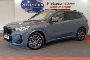 BMW X1 xDrive25e M Sport gris foncé vue de profil droit en intérieur avec jantes alliage et toit noir.