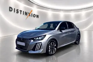 Peugeot 208 1.2 100 Allure gris Artense vue 3/4 avant droit dans un showroom lumineux avec logo Distinxion.