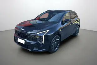 KIA SPORTAGE 1.6 T-GDI HEV noir étoilé en 3/4 avant droit avec phares Matrix LED allumés et jantes alu 19 pouces.
