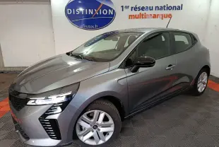 Renault Clio Evolution Blue dCi 100 gris foncé vue 3/4 avant droit avec phares LED allumés en intérieur showroom.