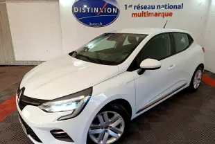 Renault Clio Business Blue dCi 115 blanche vue en 3/4 avant droit avec phares LED allumés en intérieur showroom.