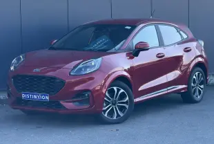 Ford Puma Ecoboost rouge Fantastic en 3/4 avant droit, avec jantes alliage 17 pouces et calandre noire distinctive.