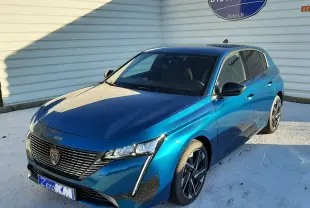 PEUGEOT 308 Bleu Obsession vue 3/4 avant droit, avec calandre noire distinctive et jantes alliage bicolores.