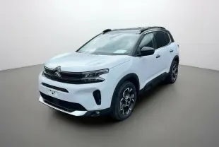 Citroën C5 Aircross blanc okénite en 3/4 avant droit avec toit noir et jantes alu 18 pouces.