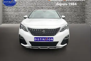 Vue avant d'un Peugeot 3008 blanc nacré 2020 avec calandre noire et phares LED distinctifs.