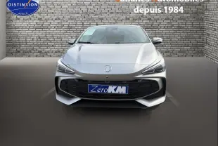 Vue avant d'une MG3 1.5 Hybrid+ 195 Luxury en Cosmic Silver avec calandre noire et phares effilés.