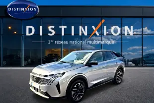 Peugeot 3008 gris artense en 3/4 avant droit devant une vitrine avec logo Distinxion.