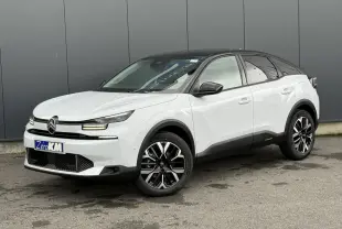 Citroën C4 hybride blanc Okénite avec toit noir, vue 3/4 avant droit, jantes alliage 18 pouces diamantées.