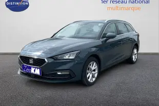 SEAT LEON ST gris magnétique métal vue 3/4 avant droit sur sol gris avec calandre et phares LED distinctifs.