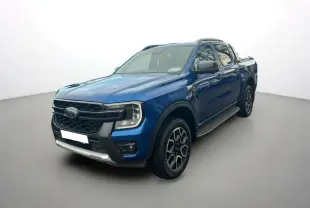 Ford Ranger 2.0 205 Wildtrak Plus bleu lightning en 3/4 avant droit avec jantes alu 20 pouces et marchepieds visibles.