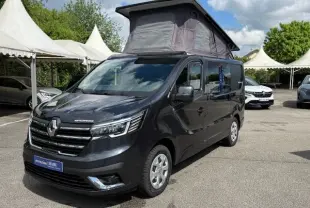 Vue 3/4 avant droite du Renault Trafic gris comète avec toit relevable Antilope Van et baies latérales vitrées.
