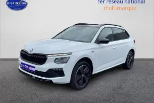 Skoda Kamiq blanc nacré en 3/4 avant droit avec toit panoramique et jantes noires distinctives.