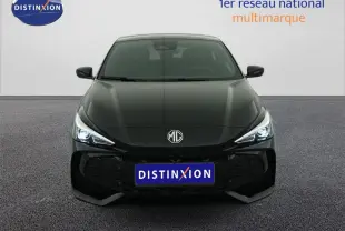 Vue frontale d'une MG3 1.5 Hybrid+ noire, avec phares LED allumés et calandre imposante en arrière-plan neutre.