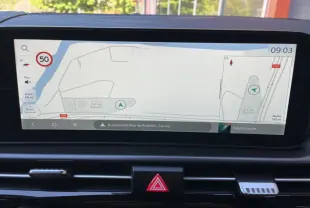 Écran GPS 12,3 pouces du tableau de bord du Kia Sportage 2026, affichant une carte de navigation.