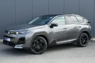 Vue 3/4 avant droite du Citroën C5 Aircross gris Platinium avec toit noir et jantes alliage noires.