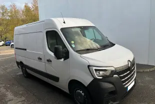 Renault Master blanc vu en 3/4 avant droit, fourgon utilitaire avec calandre noire et phares LED distinctifs.