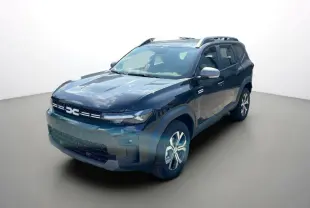 SUV Dacia Bigster noir perle vu en 3/4 avant droit, avec barres de toit et jantes alu 17 pouces visibles.